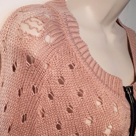 MATERIAL GIRL Women's Vintage Pink Sweater with Zip Up Front Size Large - Picture 4 of 4